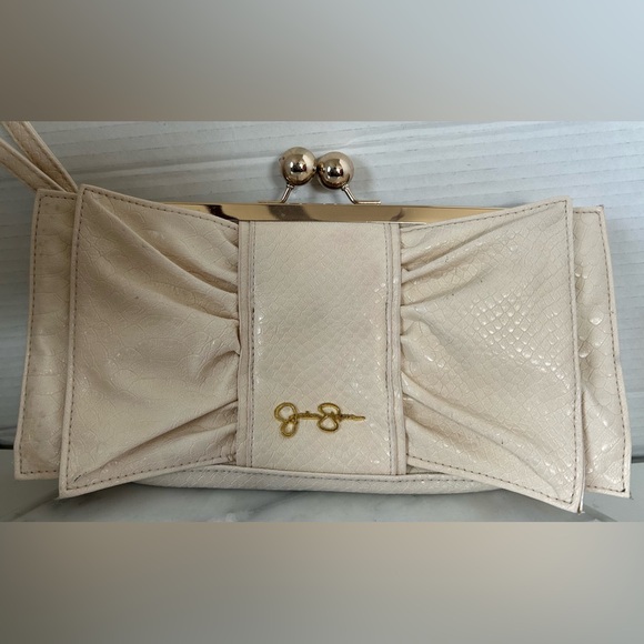 JESSICA SIMPSON BEIGE KISS LOCK, EMBOSSED FAUX CROCODILE WRISTLET. GOLD HARDWARE - Picture 1 of 9